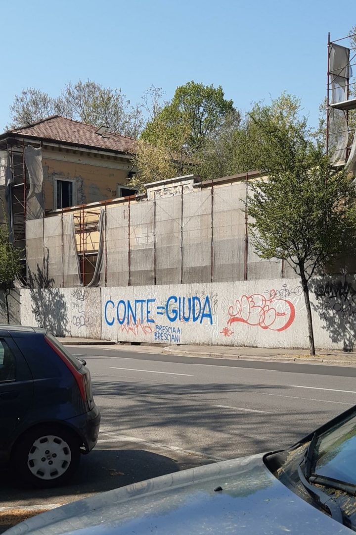 Brescia, appare la scritta “CONTE = GIUDA”